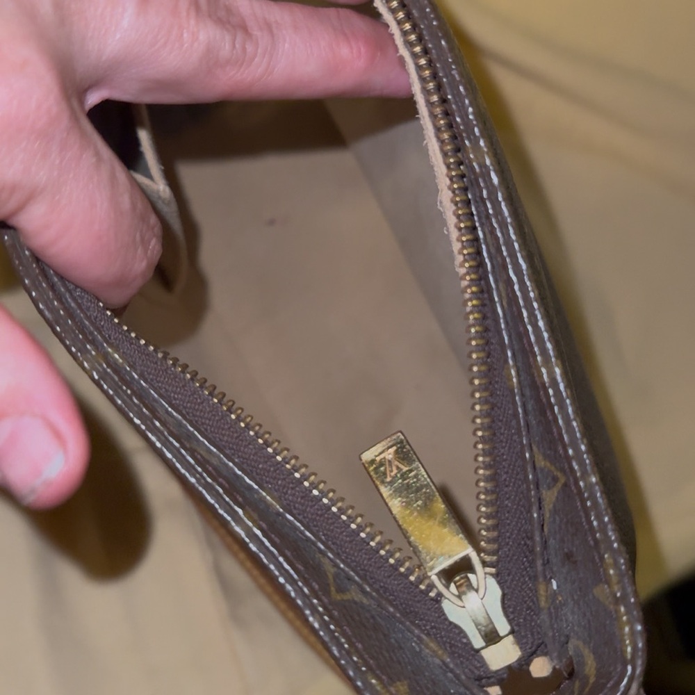 SOLD
LOUIS VUITTON Authentic Monogram Canvas Looping MM Shoulder Bag - Picture 11 of 13